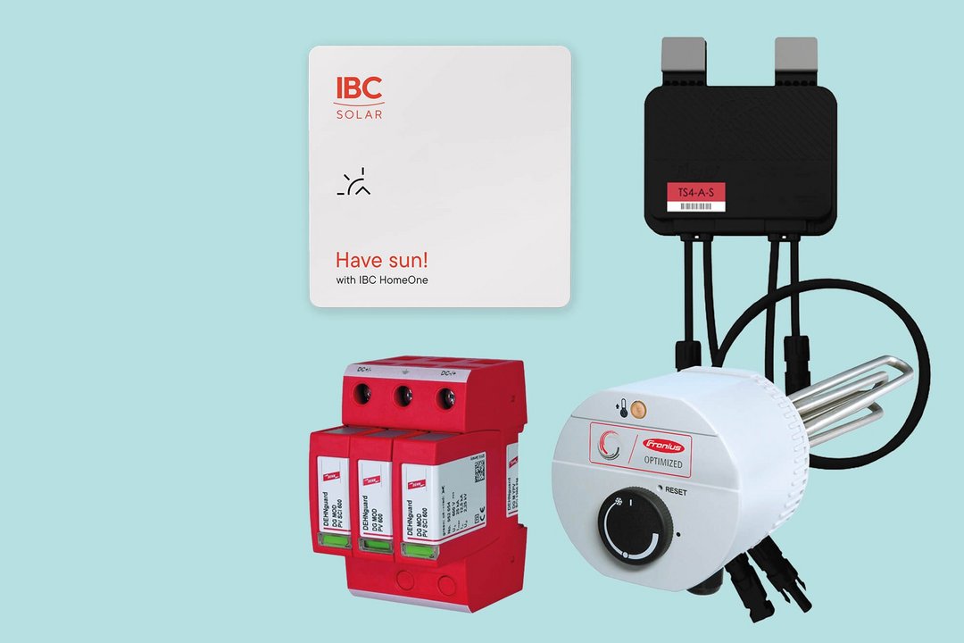 Verschiedene Zubehörkomponenten für Photovoltaikanlagen auf weißem Hintergrund